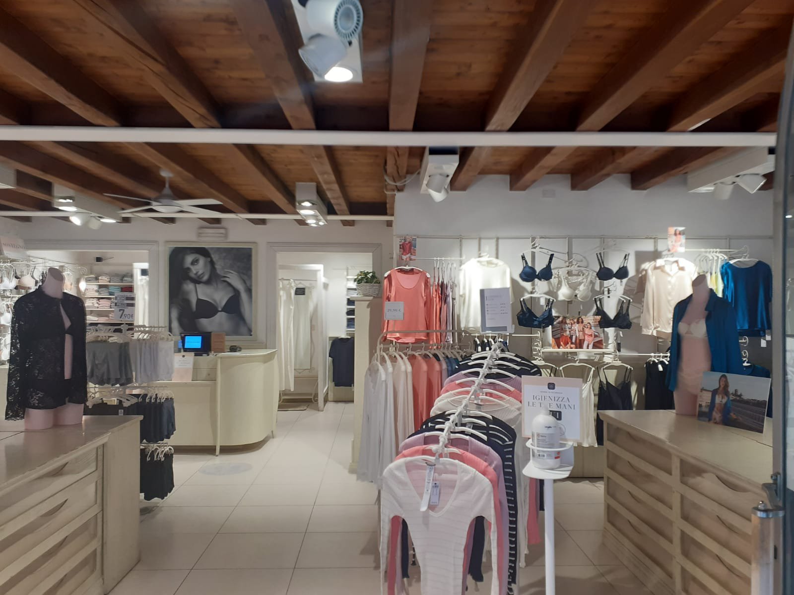 Intimissimi CLUSONE VIA CARPINONI 12/14